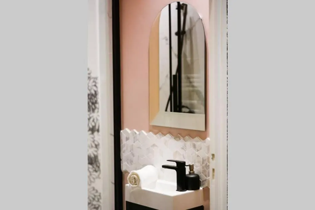 Amazing 10bed In The Heart Of Le Marais And Suprises...